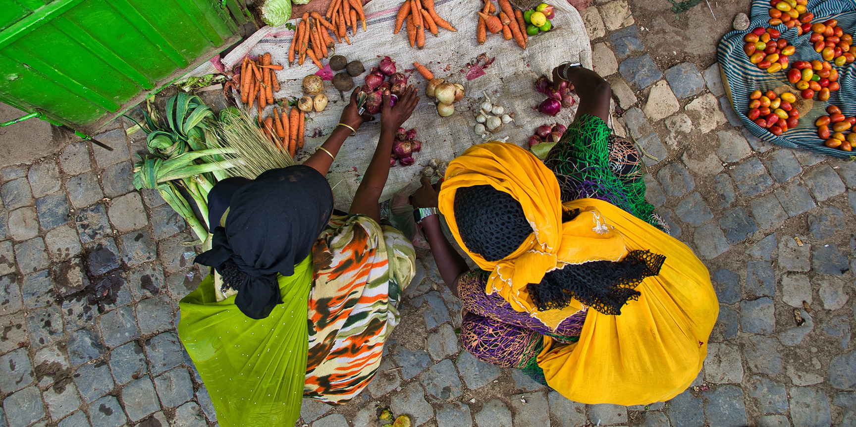Enlarged view: Photo of two African women on a market